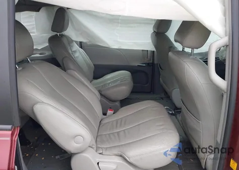 2011 Toyota Sienna Base V6 z USA, uszkodzony, nr VIN 5TDZK3DC5BS158065